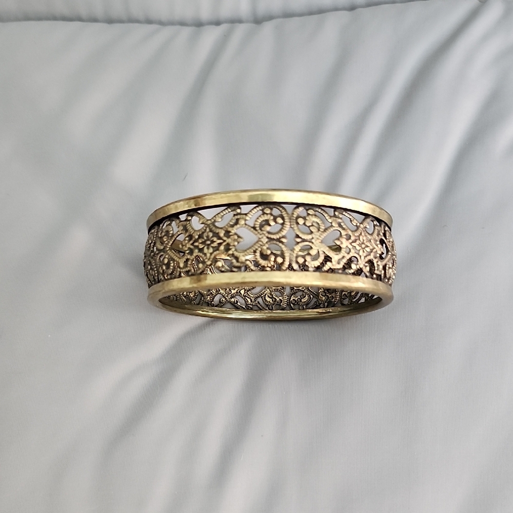 Elegant Gold Filigree Bangle Bracelet